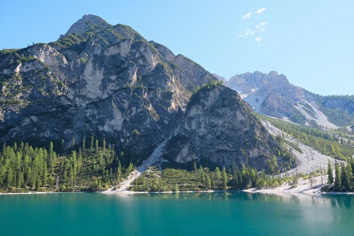 Lake Braies and Monte Alpe del Camoscio (Gametzalpenkopf) with the turquoise lake in the foreground