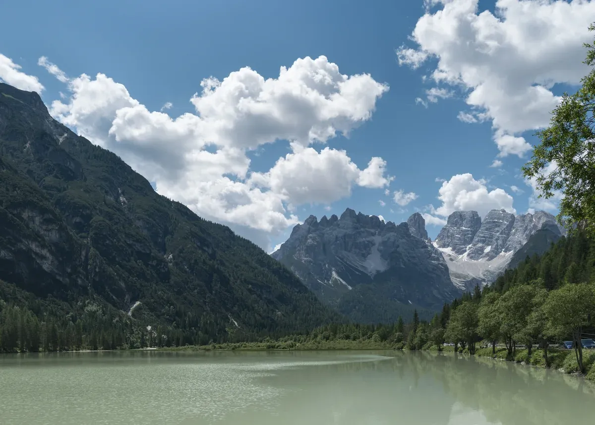 Lake Landro (Dürrensee) in a green valley with the Cristallo group in the distance